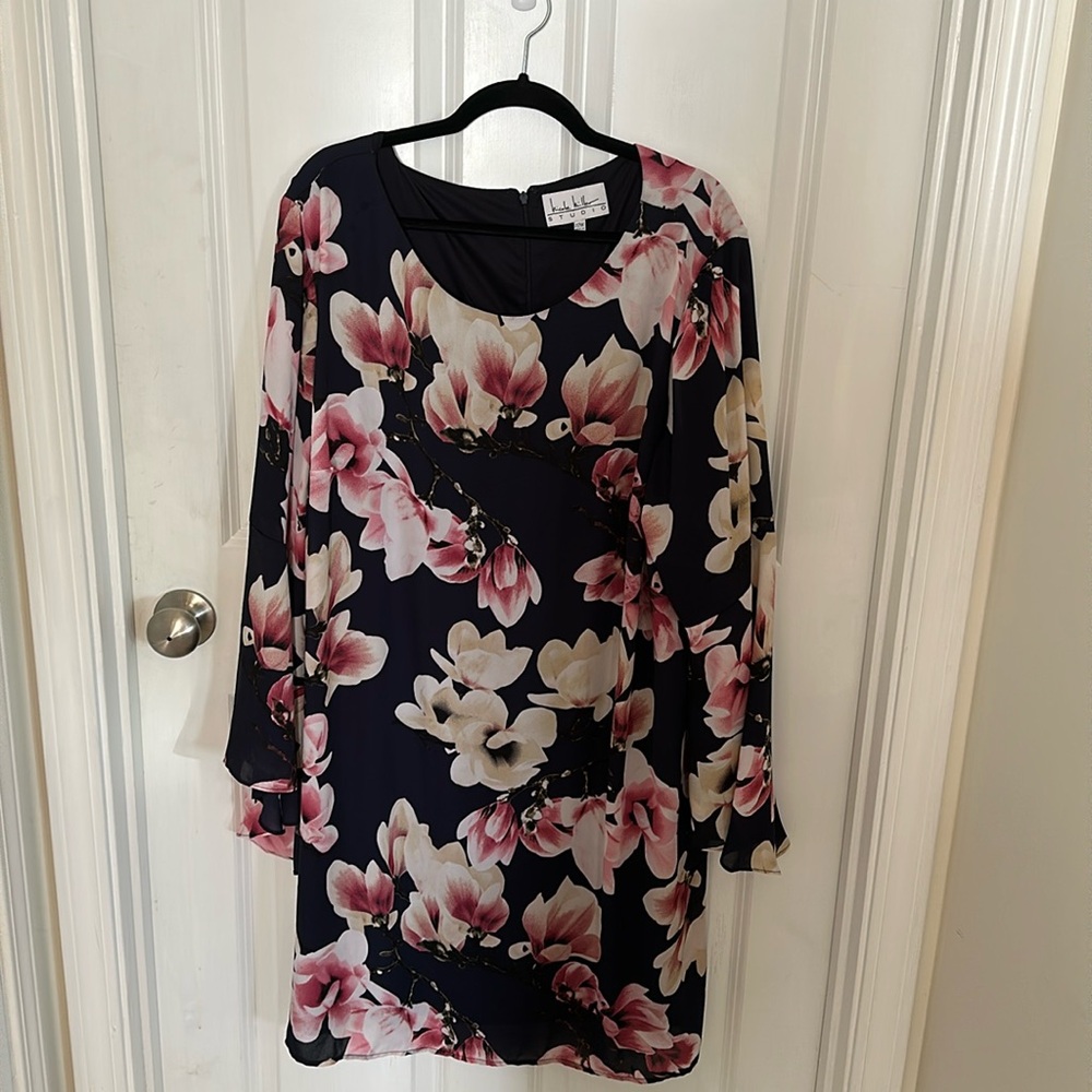 Navy dress with flowers 
Zipped back 
Bell sleeves 
Lined